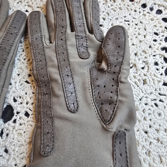 Isotoner Vintage Taupe Cashmere Lined Womens One Size Gloves - Picture 3 of 7